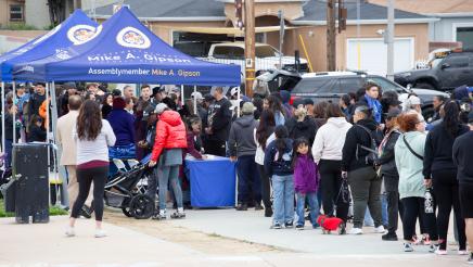 Run participants lined up to sign in